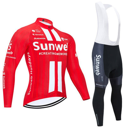 Teams - Pro-Radsportler mit Langärmeln